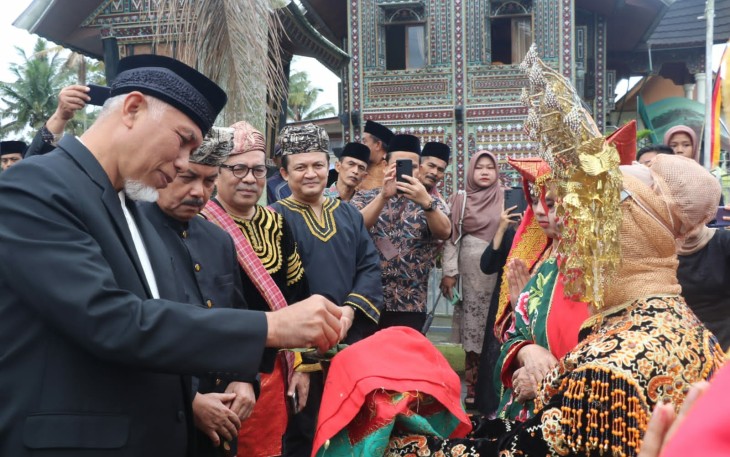 Gubernur Sumbar Mahyeldi, didampingi Ketua LKAAM Sumbar memasangkan Keris kepada Letkol M. Kasni Dt. Rajo Pangulu.