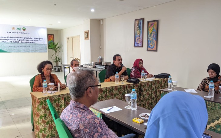 Bupati Blora Arief Rohman dan Wabup Tri Yuli Setyowati saat rakernis dengan PT ABGS dan Universitas Gajah Mada Jogjakarta.