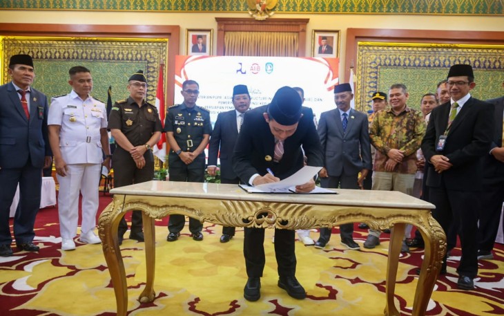 Gubernur Ansar saat Tandatangani Perjanjian Kerja Sama dengan Kementerian PUPR dan AIIB