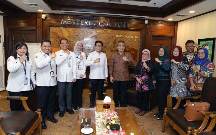 Abdul Halim Iskandar Menteri Desa, Pembangunan Daerah Tertinggal, dan Transmigrasi didampingi Dirjen PEID Harlina Sulistyorini, Kepala BPI Ivanovic Agusta , PLT Dirjen PPKTrans Rajumber menerima Audensi Abdul Halim Muslih Bupati Bantul Terkait Pemanfaatan dan Mekanisme Data. Senin, 9 Januari 2023