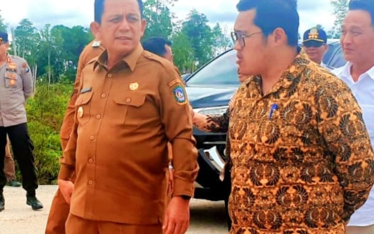 Gibernur Ansasr saat Tinjau Jembatan Semala di Natuna yang Rusak Akibat Banjir. 