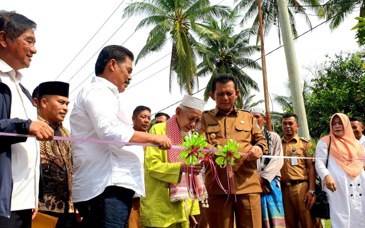 Gubernur Ansar saat Resmikan Jalan Trans Batubi - Klarik di Natuna.