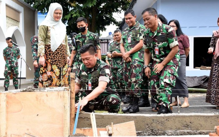 Dankoharmatau Marsda TNI Bambang Triono saat peletakan batu pertama pembangunan joglo Koharmatau di Bandung, Selasa (10/1)