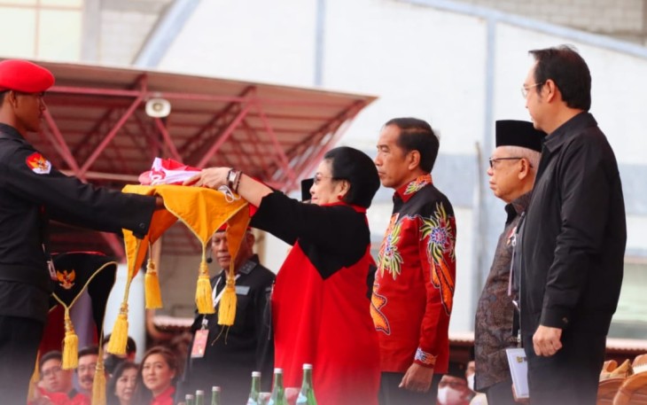 Megawati Soekarnoputri saat menerima bendera dari penerjun, Selasa (10/1)