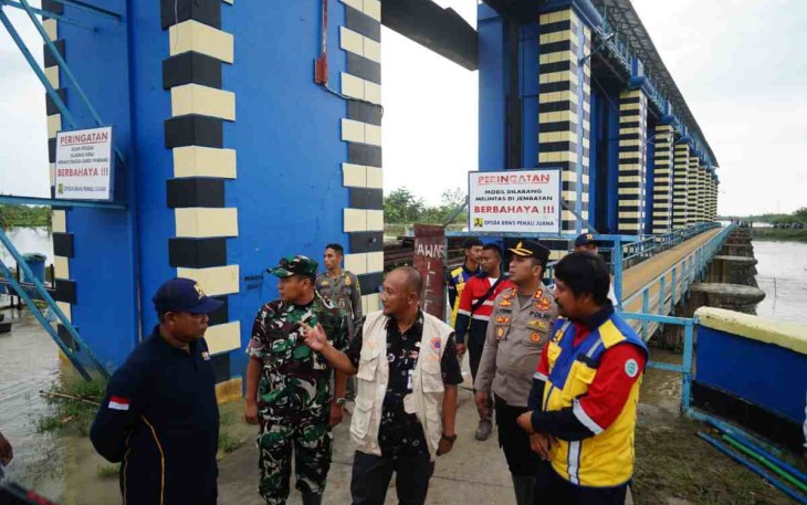 Pj Bupati Pati saat meninjau bendungan Wilalung