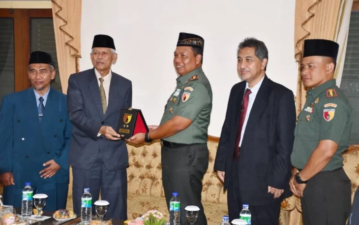 Pangdam V Brawijaya Mayjen TNI Farid Makruf saat menerima cenderamata pengasuh Pondok Modern Darussalam Gontor Ponorogo 