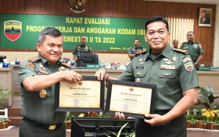 Danrem 023 KS Kolonel Inf Dodi Triwinarto saat menerima penghargaan Pangdam I/BB Mayjen TNI Achmad Daniel Chardin sebagai Satker Terbaik jajaran Kodam I/BB, Kamis (12/1)
