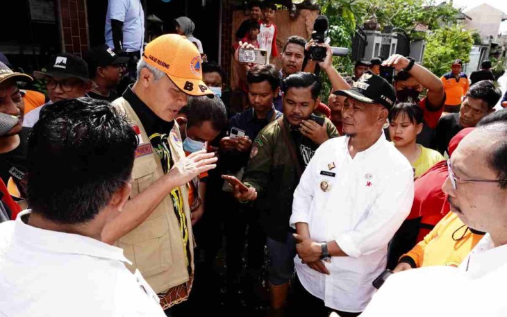 Gubernur Jateng saat meninjau banjir di Kecamatan Juwana Pati