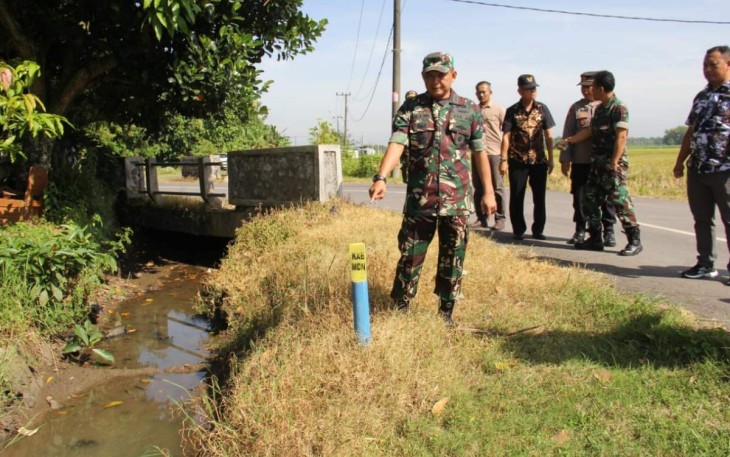 Dandim 0803/Madiun Letkol Inf Meina Helmi saat meninjau lokasi karya bakti desa Garon, Kamis (12/1)