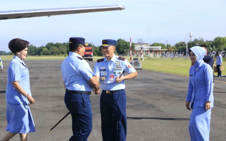 Danlanud Iswahjudi Marsekal Pertama TNI Irwan Pramuda saat menyambut Pangkoopsud II Marsda TNI Widyargo Ikoputra, Kamis (12/1)