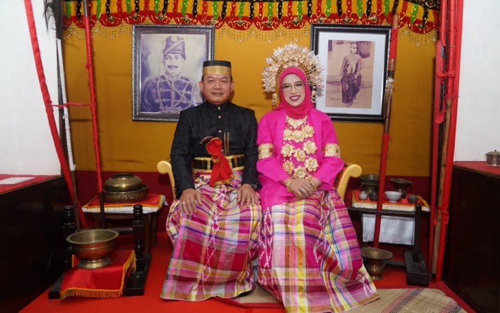 Kasad Jenderal TNI Dudung Abdurachman bersama istri memakai pakaian adat Gowa, Kamis (12/1)