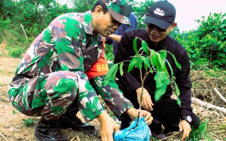 Serka Nasrullah saat tanam pohon buah di Bukit Teratai 
