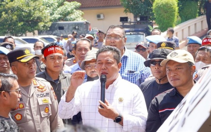 Ketua  DPRD Pati temui pengunjuk rasa dari nelayan Pati