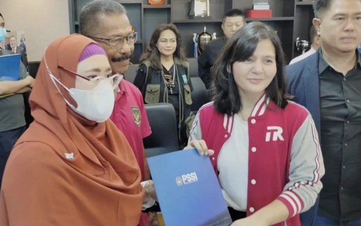 Ratu Tisha saat menyerahkan formulir pencalonan Wakil Ketua PSSI, Minggu (15/1)