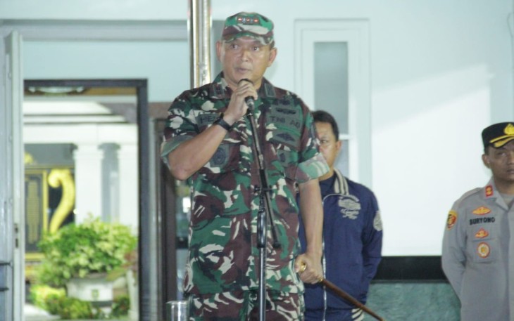 Dandim 0803/Madiun Letkol Inf Meina Helmi saat memberikan pengarahan dalam apel gabungan 
