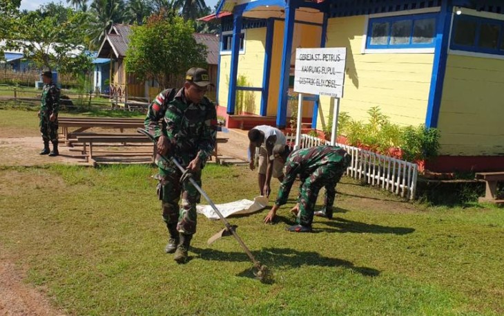 Bersihkan lingkungan gereja bersama warga