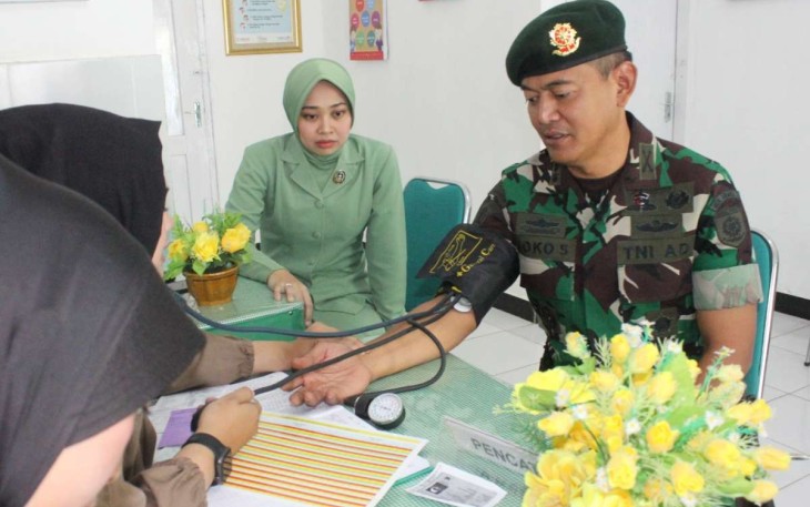Danmenarmed 2 Kostrad Kolonel Arm Joko Setiyo Kurniawan saat cek tensi di posbindu Kemuning Denma Menarmed 2 Kostrad Malang, Rabu (18/1)