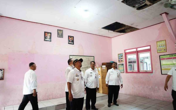 Pj Bupati Pati meninjau ruang kelas yang rusak di SD Kebonsawahan 01