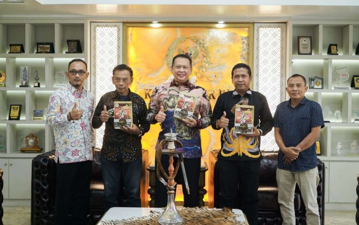 Bambang Soesatyo bersama Kepala Desa Purbalingga
