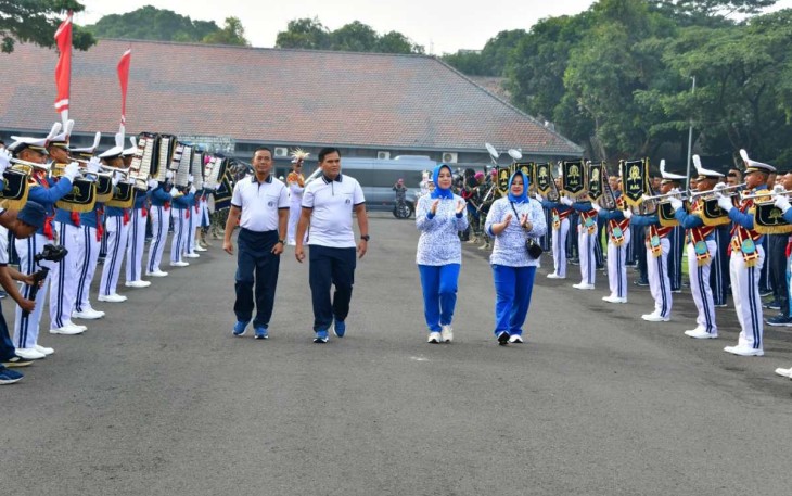 Kasal Laksamana TNI Muhammad Ali saat olahraga bersama di AAL Surabaya, Jum'at (20/1)