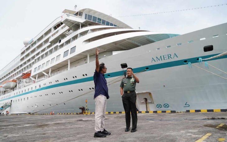 Pangdam Udayana Mayjen TNI Sonny Aprianto saat menerima paparan di Pelabuhan Benoa