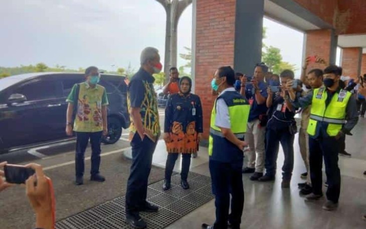 Gubernur Jawa Tengah Ganjar Pranowo saat tiba di Bandara Ngloram Cepu Blora Jawa Tengah.