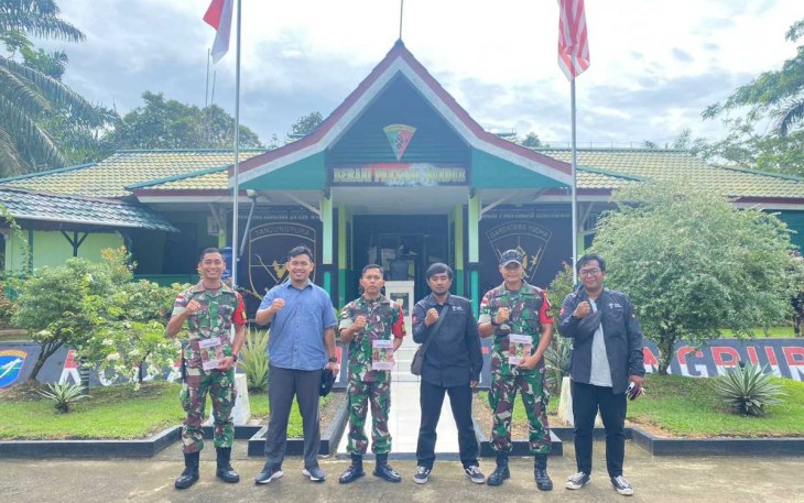Foto bersama dengan pengurus Yayasan Planet Indonesia 