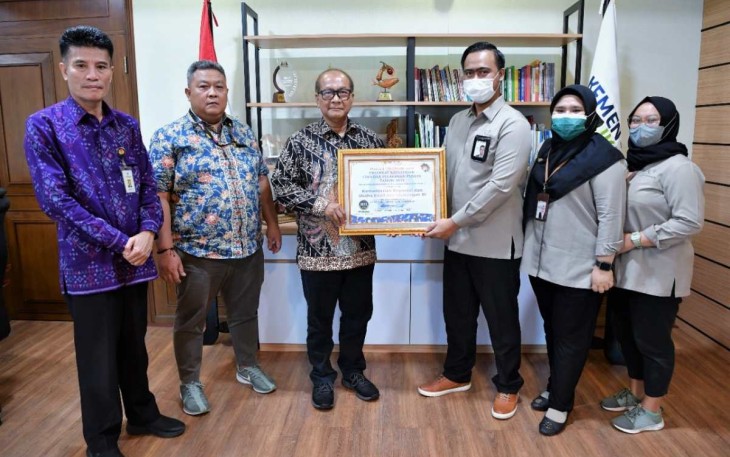 SeskemenkopUKM Arif Rahman saat menerima penghargaan 