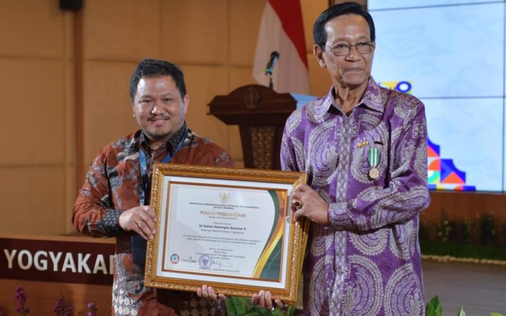 Kepala Badan Pengembangan dan Informasi Desa, Daerah Tertinggal, dan Transmigrasi Ivanovich Agusta saat memberikan penghargaan kepada Pemerintah Provinsi DIY atas komitmen dalam pembangunan desa berbasis budaya. 