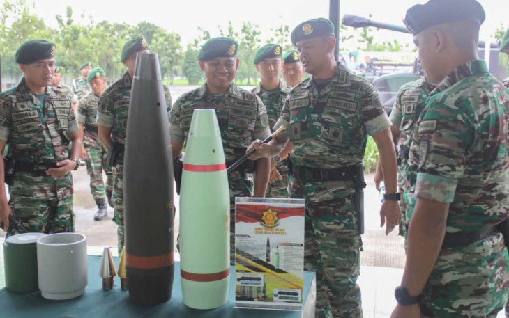 Danmenarmed 2 Kostrad Kolonel Arm Joko Setiyo Kurniawan saat mengunjungi Yonarmed 12 Kostrad 