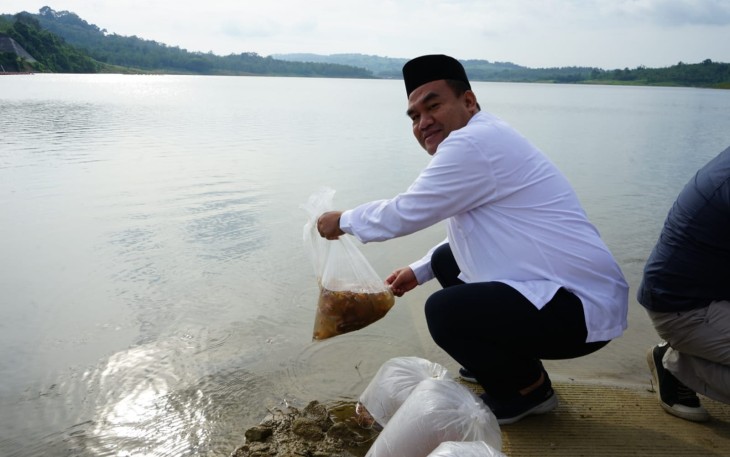 Bupati Blora Arief Rohman tebar benih ikan di Bendungan Randugunting Blora.