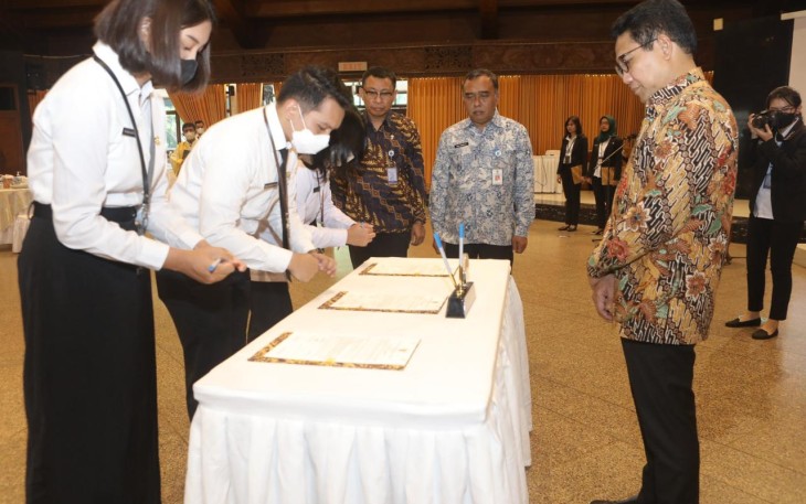Mendes PDTT, Abdul Halim Iskandar mengambil sumpah calon pegawai negeri sipil (CPNS) menjadi pegawai negeri sipil (PNS) Kemendes PDTT di balai Makarti Muktitama kantor Kemendes PDTT, pada Selasa (31/1/2022).