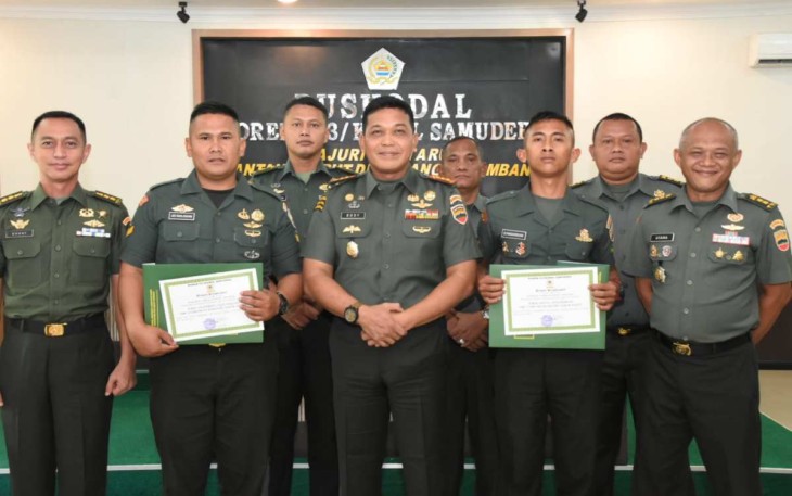 Danrem 023 KS Kolonel Inf Dodi Triwinarto bersama prajurit berprestasi 