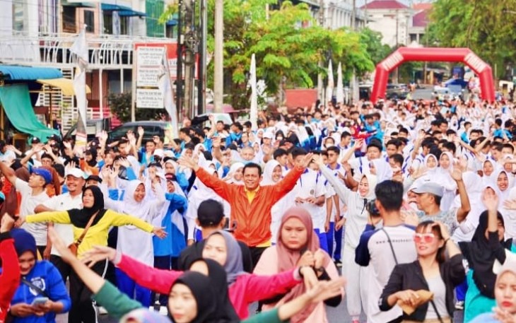 Gubernur Ansar Ahmad saat Ikuti Senam Sehat Sempena Flyover Celebration