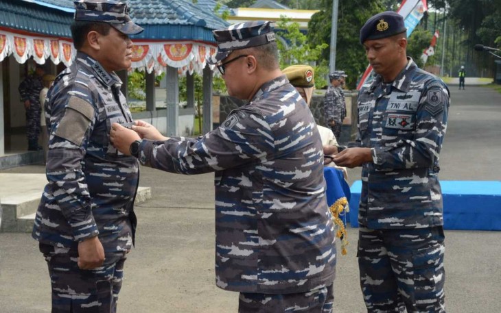 Kasal Laksamana TNI Muhammad Ali saat menerima Brevet Kehormatan Arsenal