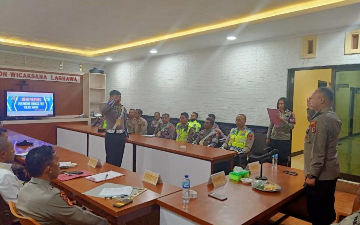Kapolres Ngada AKBP Padmo Arianto, S.I.K, Buka Latihan Pra Operasi Menjelang Pelaksanaan Operasi Keselamatan Turangga 2023, Bertempat di Aula Vicon Polres Ngada, Senin (06/02/2023)