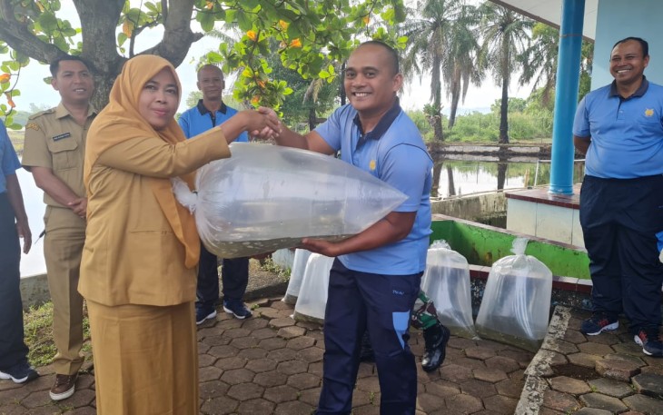 Kadisops Lanud Sutan Sjahrir Mayor Lek Bambang Raders saat menerima benih ikan 