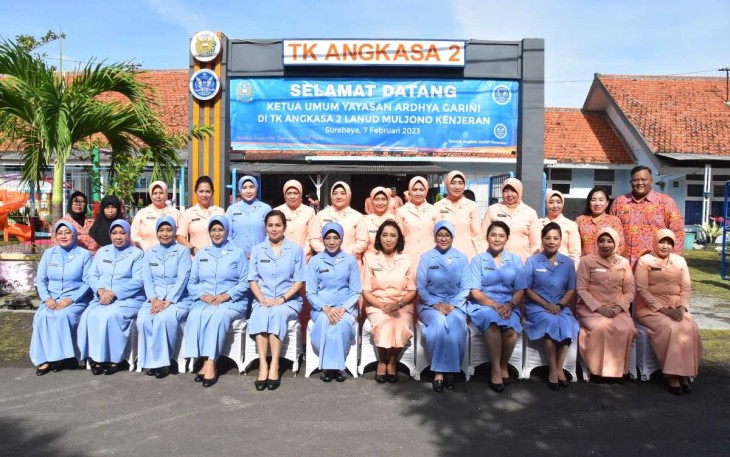 Foto bersama di sekolah Angkasa Lanud Muljono 