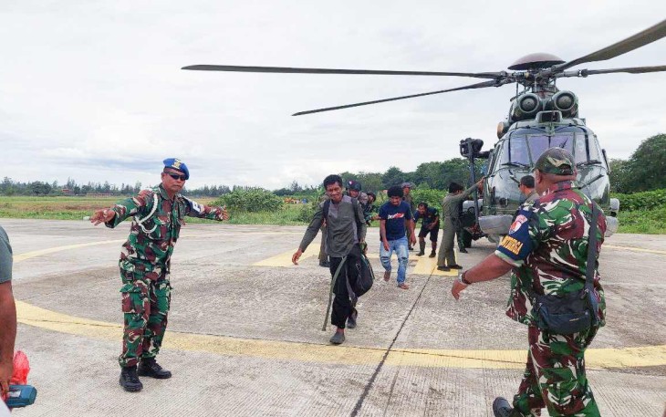 Penyelamatan pekerja bangunan di distrik Paro Kabupaten Nduga