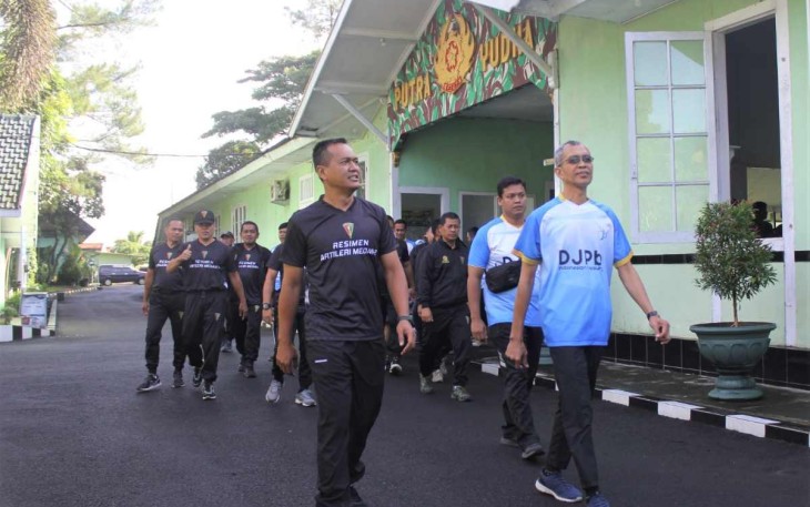 Danmenarmed 2 Kostrad Kolonel Arm Joko Setiyo Kurniawan saat olahraga bersama 
