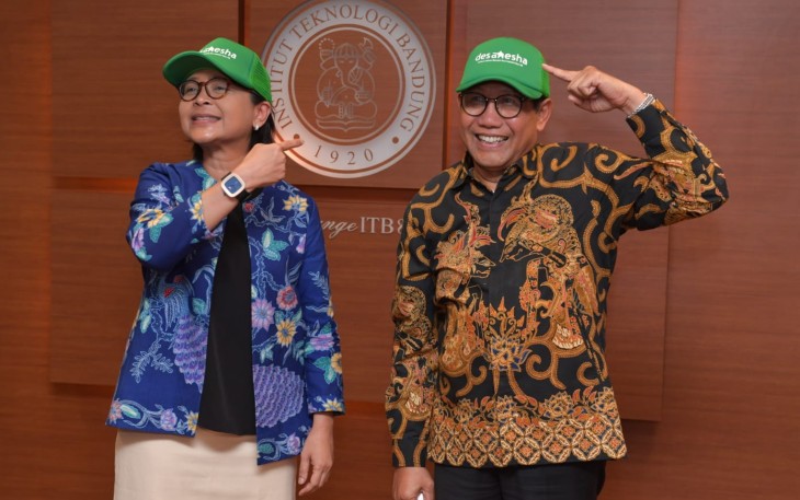 Menteri Desa, PDT, dan Transmigrasi Abdul Halim Iskandar dan Rektor ITB Reini Wirahadikusumah di Gedung Rektorat ITB, Bandung, Jawa Barat, Jumat (10/2/2023).