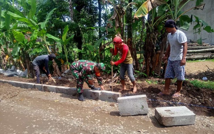 Karya bakti bersama warga desa binaan 