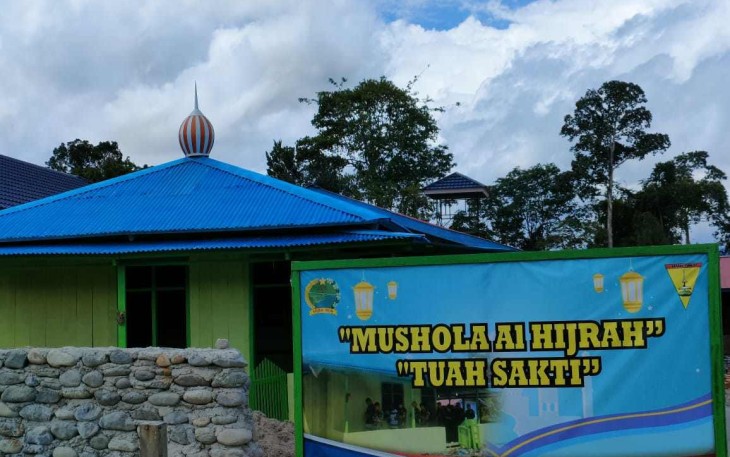 Bangun musholla di Distrik Tahota