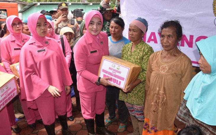 Bantuan Korban Banjir di Bondowoso