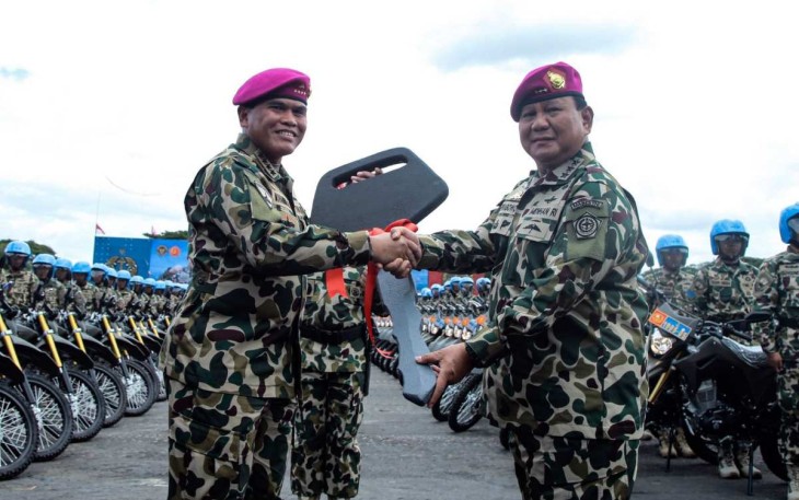 Kasal saat menerima Alpalhankam dari Menhan Prabowo Subianto 