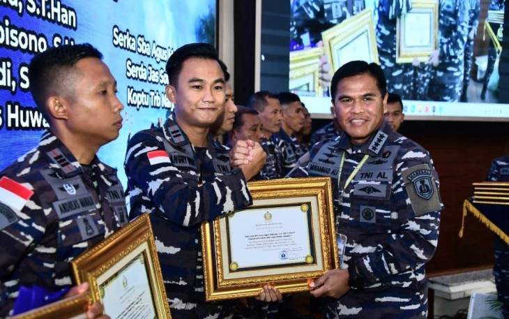 Kasal Laksamana TNI Muhammad Ali saat memberikan reward
