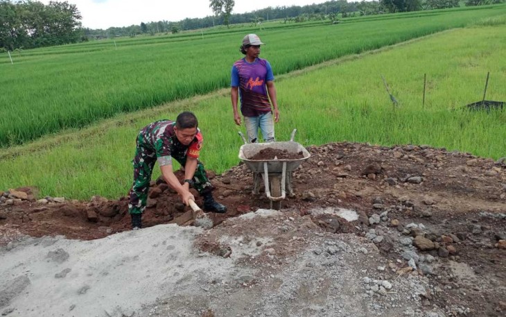 Perbaiki jalan berlubang bersama warga binaan 