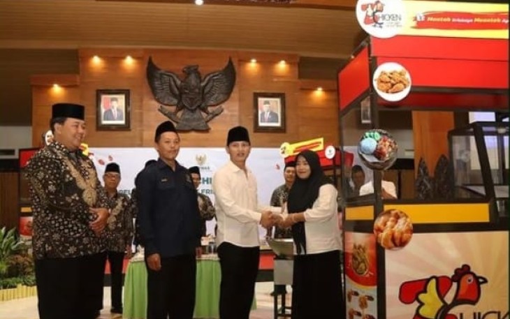 Bupati Trenggalek, Mochamad Nur Arifin, serahkan bantuan paket usaha Z chicken dari Basnas pusat secara simbolis di Pendapa Manggala Praja Nugraha, Rabu (15/2/2023) (Foto: Hardi Rangga klikwata.com).