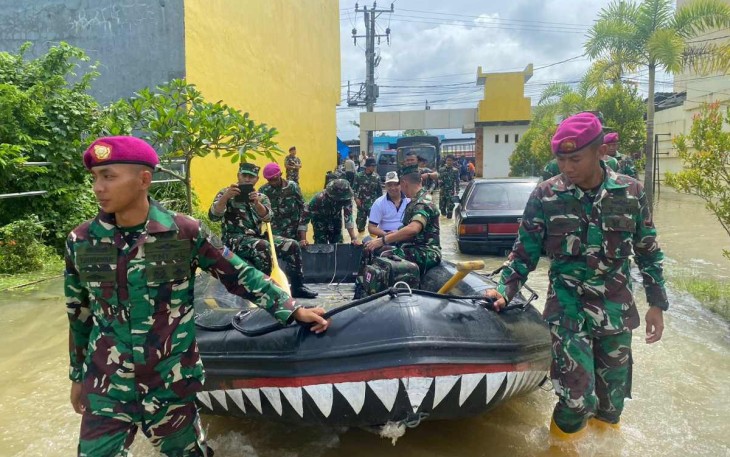 Prajurit Lantamal VI Makassar evakuasi warga korban banjir