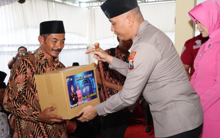 Kapolres Tulungagung saat Berikan Sedekah Kepada Pengurus Jenazah Se Kecamatan Pucanglaban